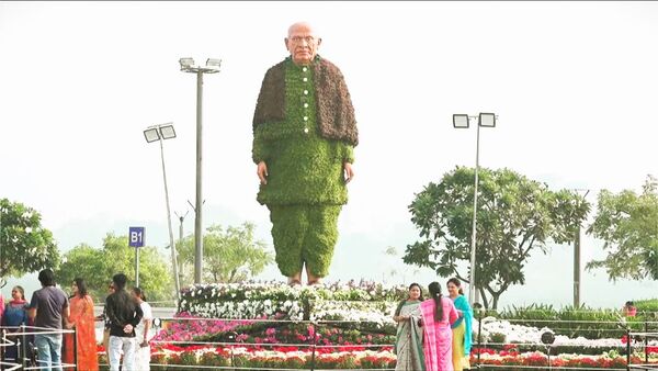 Statue of Unity flower theme